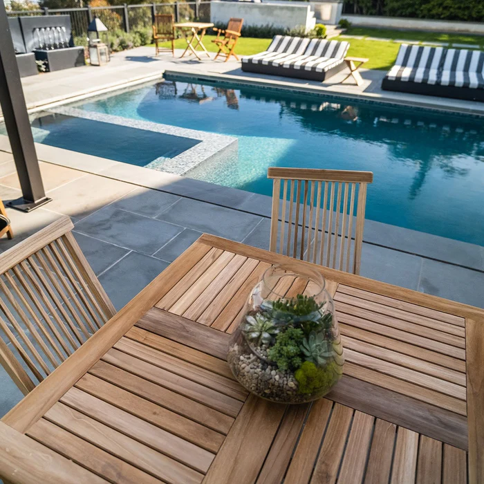 %100 teak ağacından üretilmiş, suya ve hava koşullarına dayanıklı, şık tasarımlı 80x80 cm kare ahşap teak masa tablası.