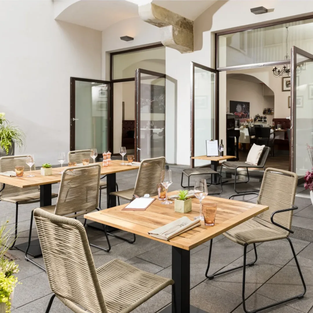 Teak ağacından üretilmiş, şık ve dayanıklı cafe masa tablası örnek uygulama görseli.